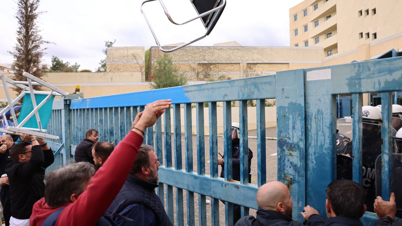 Ένταση με χημικά έξω από το υπουργείο Μεταφορών - Οδηγοί ταξί πετούν καρέκλες