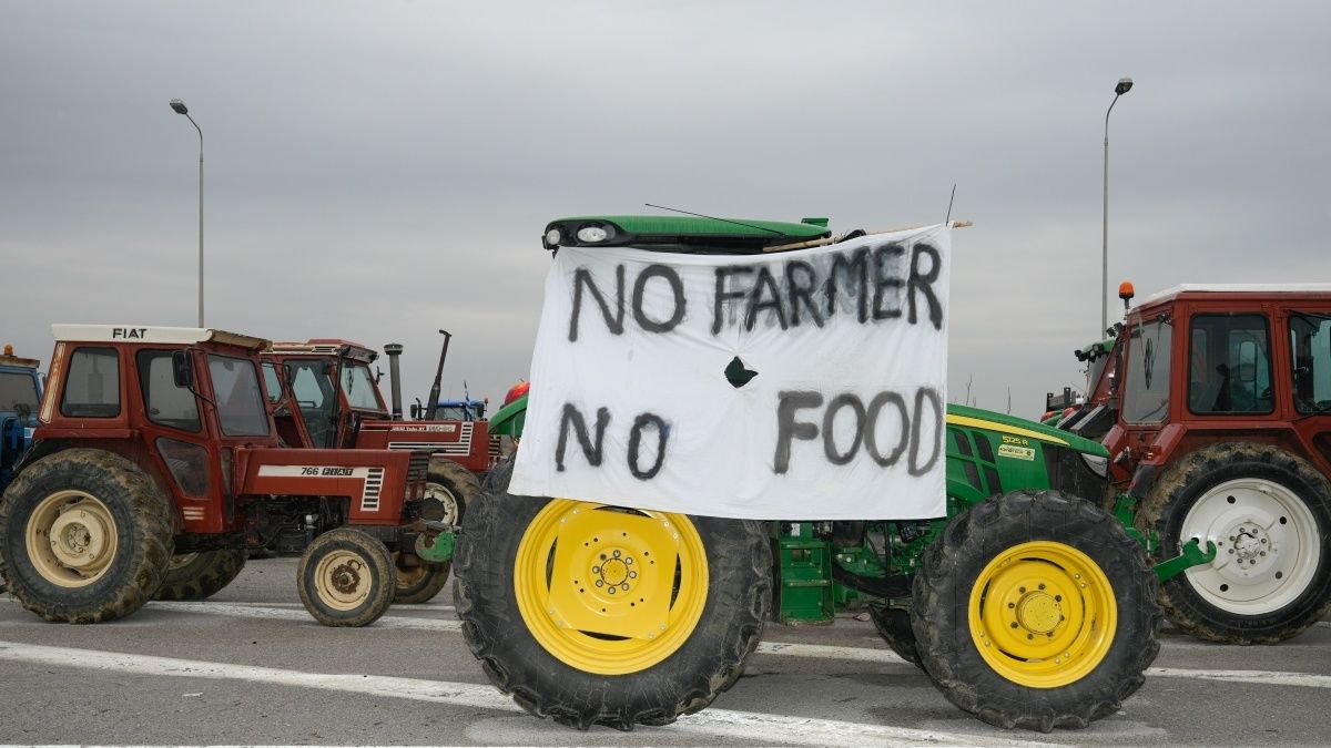 Ανυποχώρητοι οι αγρότες: Ενισχύονται διαρκώς τα μπλόκα σε όλη τη χώρα – Νέοι αποκλεισμοί