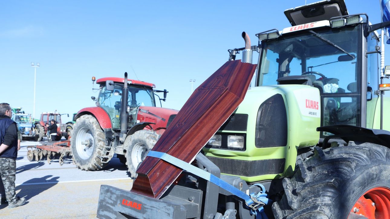 «Η κηδεία της αγροτιάς»: Πομπή με νεκροφόρες στο πλευρό των παραγωγών στη Θεσσαλονίκη