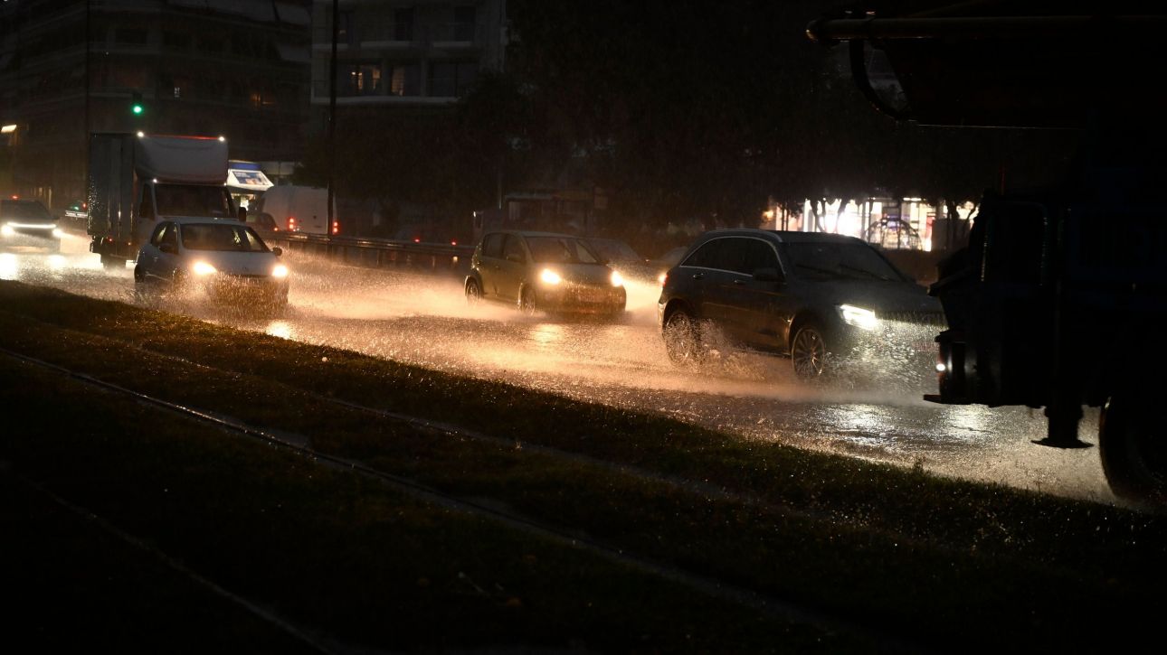 Κακοκαιρία Byron: Διακοπή κυκλοφορίας στην Πειραιώς στο ύψος της Χαμοστέρνας – Πλημμύρισε η Ομόνοια