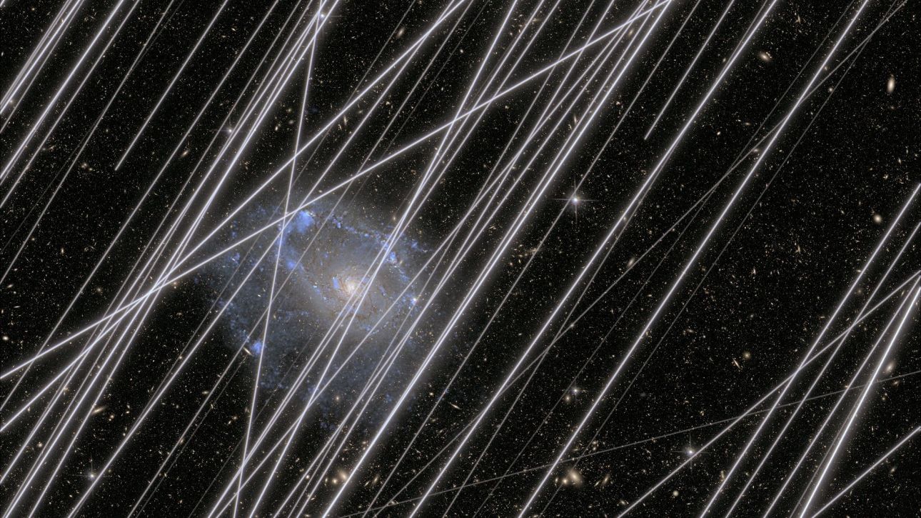 Η φωτορύπανση από δορυφόρους απειλεί τις αστρονομικές παρατηρήσεις – Ραβδώσεις φωτός στο διάστημα