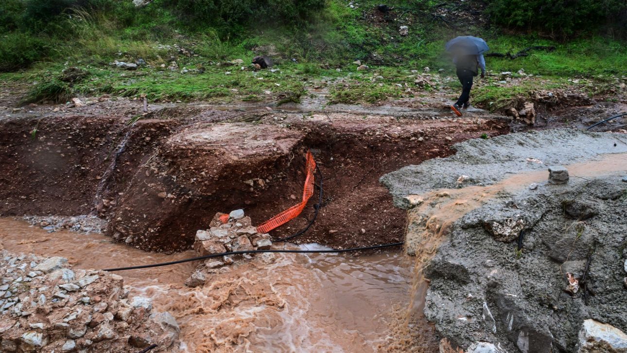 Έσπασε αγωγός ύδρευσης στη Μάνδρα