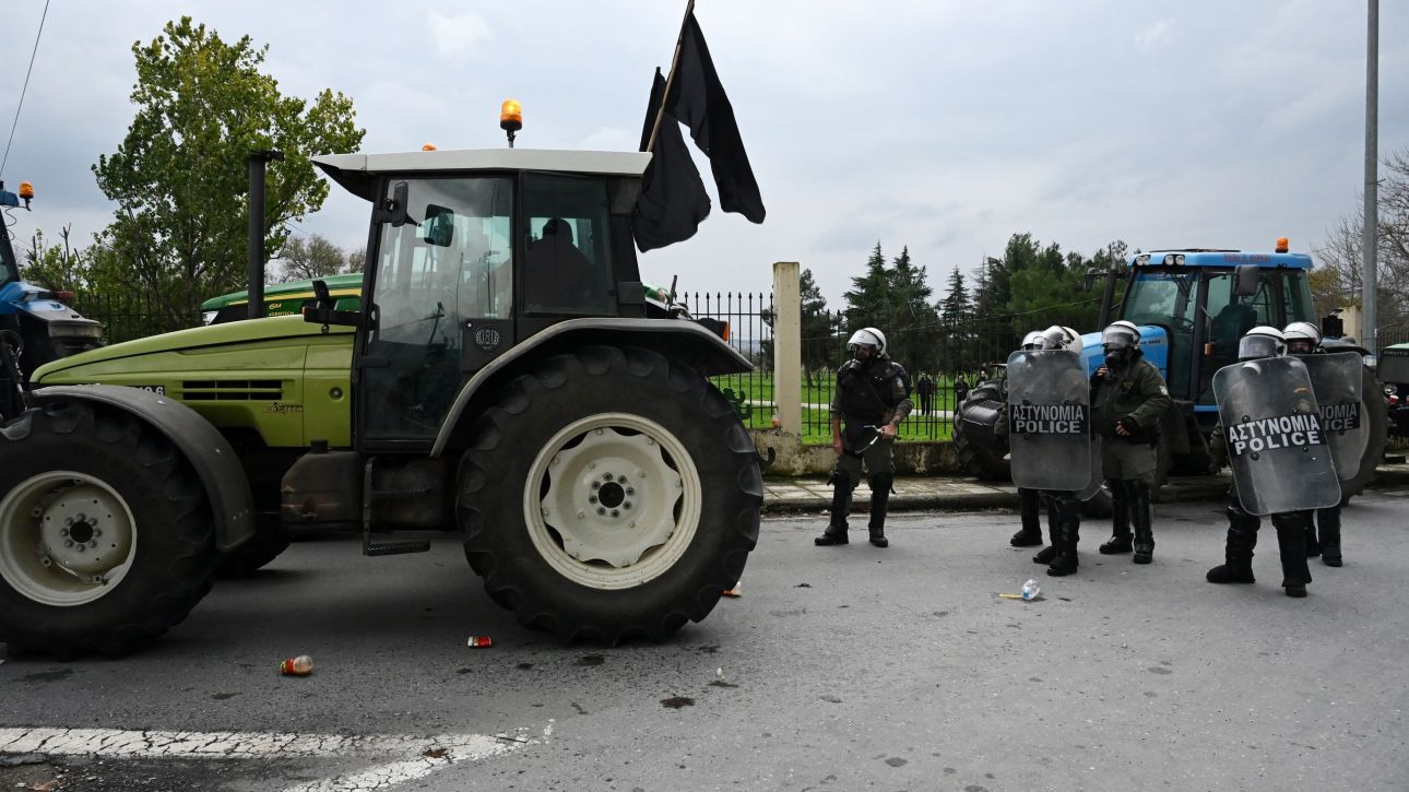 Αγρότες: Η στιγμή που τρακτέρ τρέχει με όπισθεν να σπάσει τον αστυνομικό κλοιό