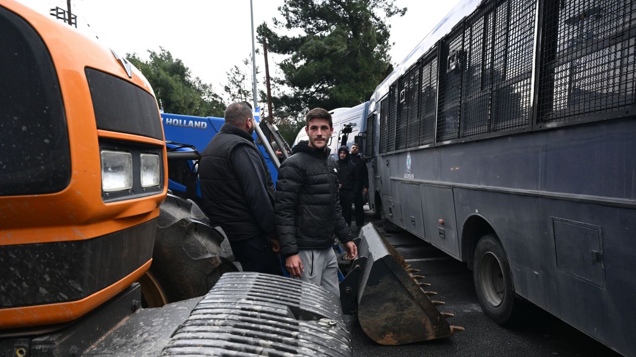 Θεσσαλονικη: Ένταση μεταξύ ΜΑΤ και αγροτών στον κόμβο των «Πράσινων Φαναριών»