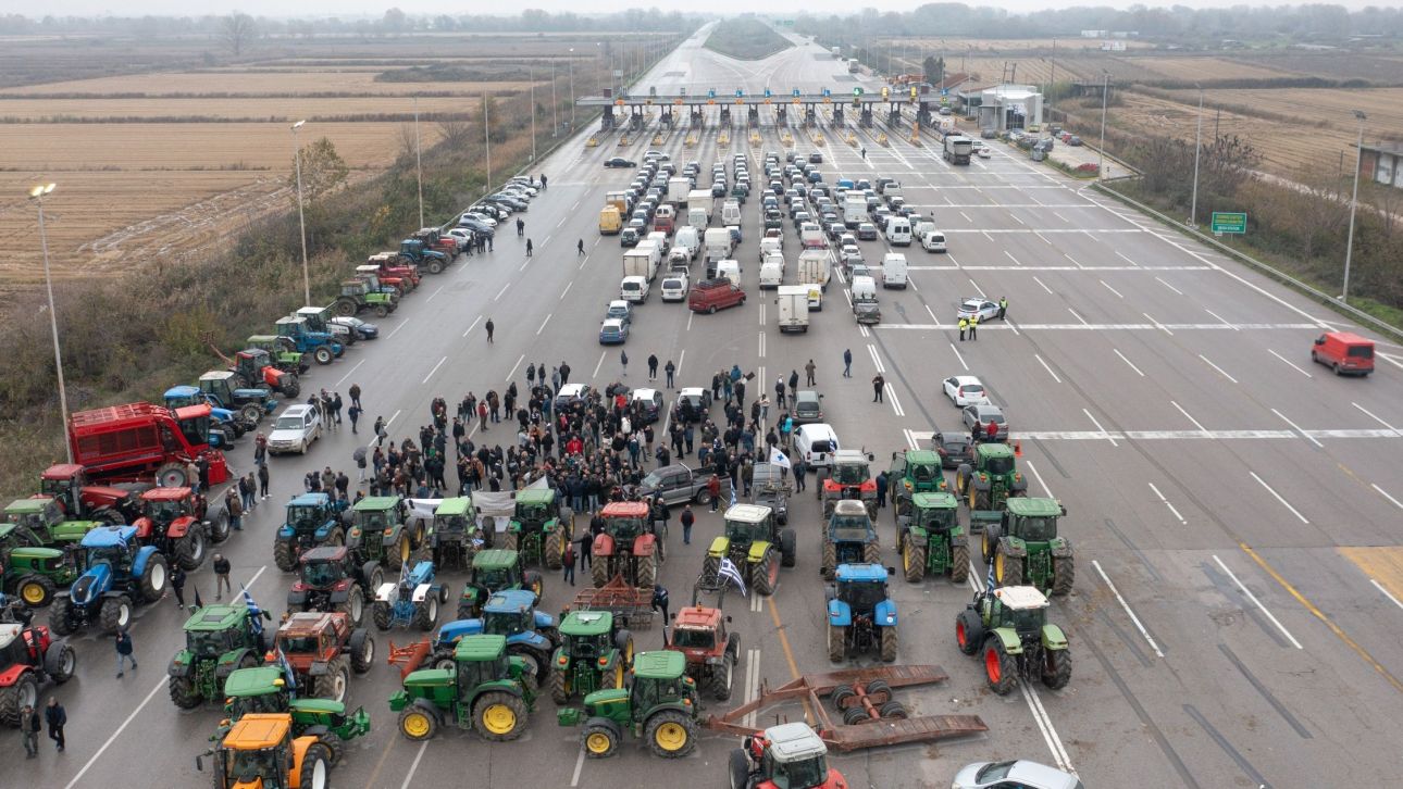 Οι αγρότες επιμένουν, η κυβέρνηση επιδιώκει «κατάπαυση» μέσω πληρωμών – Κομβικός ο Δεκέμβριος