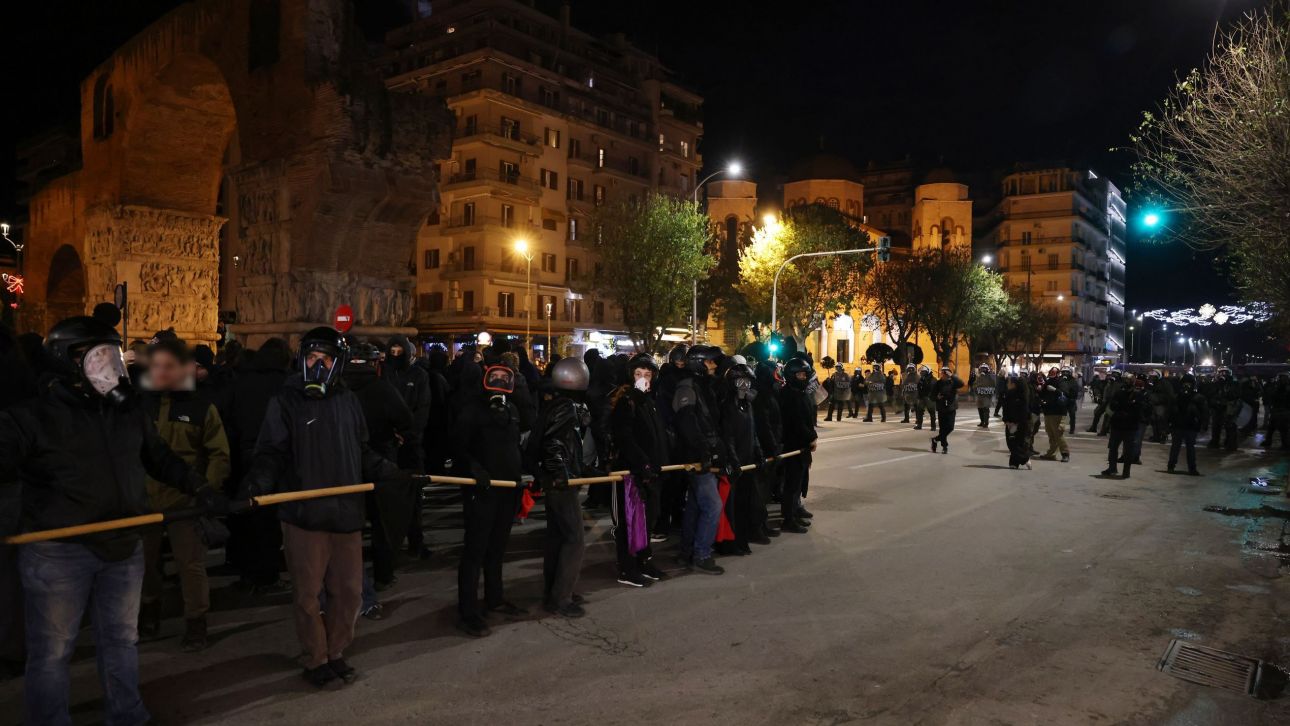 Επέτειος Γρηγορόπουλου: Ένταση στη Θεσσαλονίκη ανάμεσα σε διαδηλωτές και αστυνομικούς