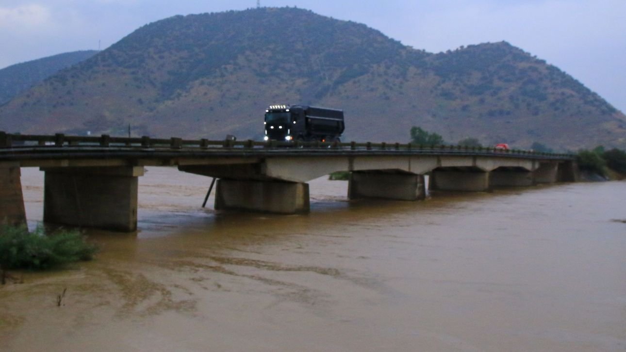 Κακοκαιρία Byron: Ήχησε το 112 για τα Φάρσαλα – Υπερχείλισε ο Ενιπέας