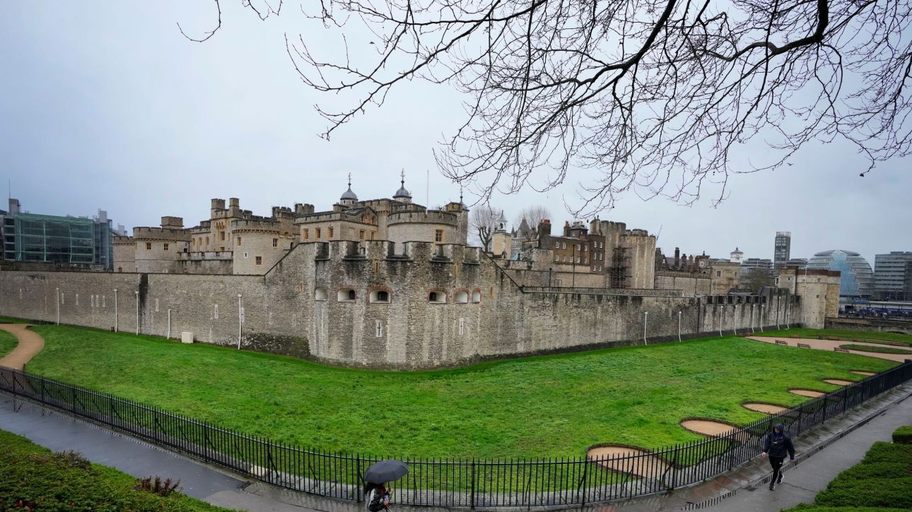 Διαδηλωτές «βεβήλωσαν» προθήκη με βασιλικά κοσμήματα στον Πύργο του Λονδίνου – Τέσσερις συλλήψεις