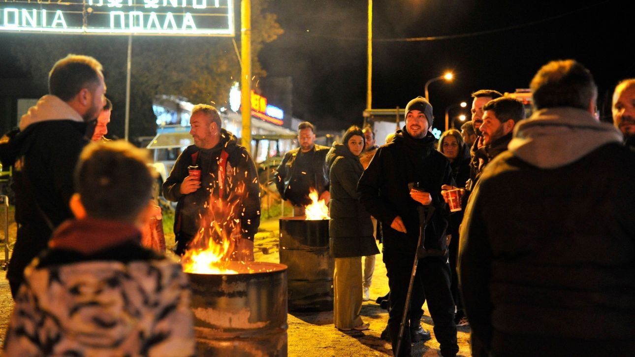 Κλιμακώνουν με νέα μπλόκα οι αγρότες, διάλογο προτείνει η κυβέρνηση - Δικογραφία για τα επεισόδια