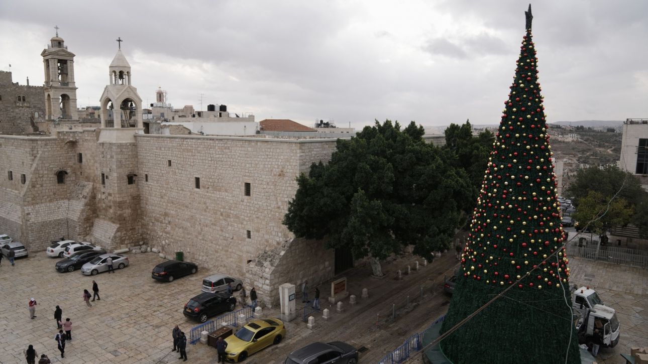 Το χριστουγεννιάτικο δέντρο της Βηθλεέμ ανάβει για πρώτη φορά από την έναρξη του πολέμου στη Γάζα