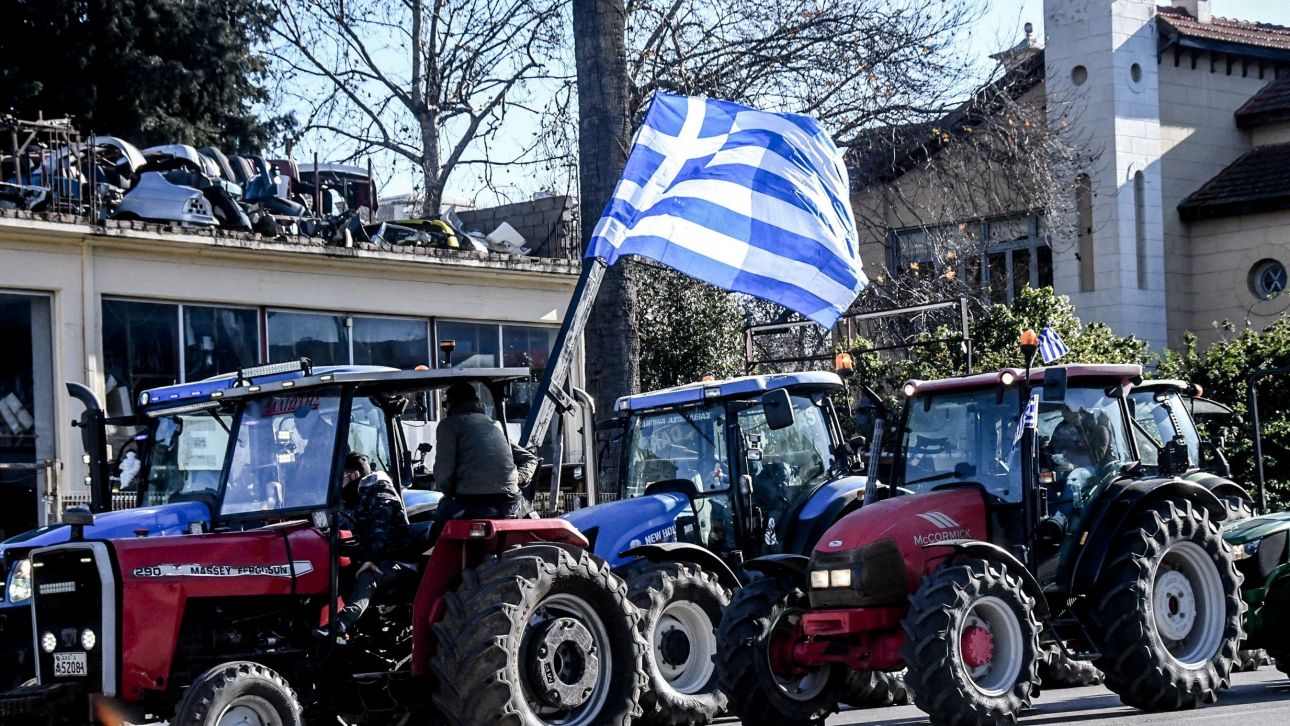 Οι αγρότες έκλεισαν επ’ αόριστον την Ολυμπία Οδό στην Κάτω Αχαΐα
