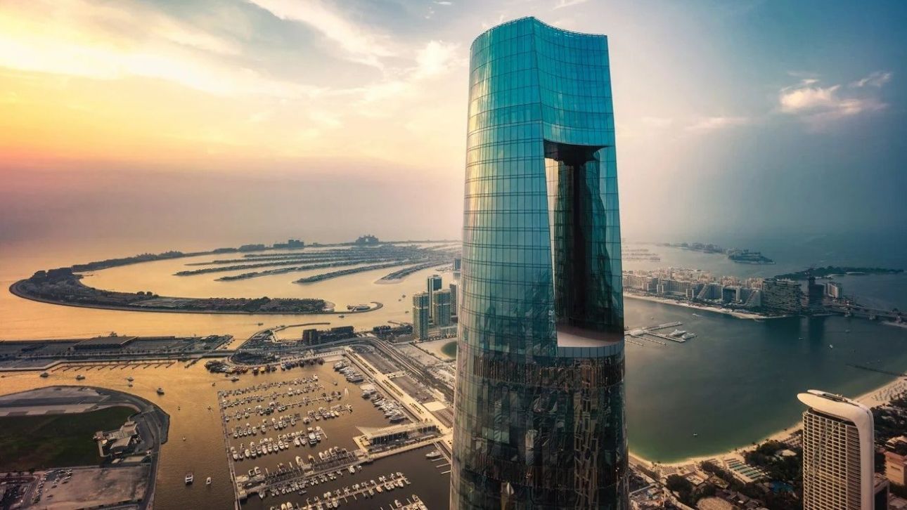 Πώς είναι να μένεις στο ψηλότερο ξενοδοχείο του κόσμου, που μόλις άνοιξε στο Ντουμπάι