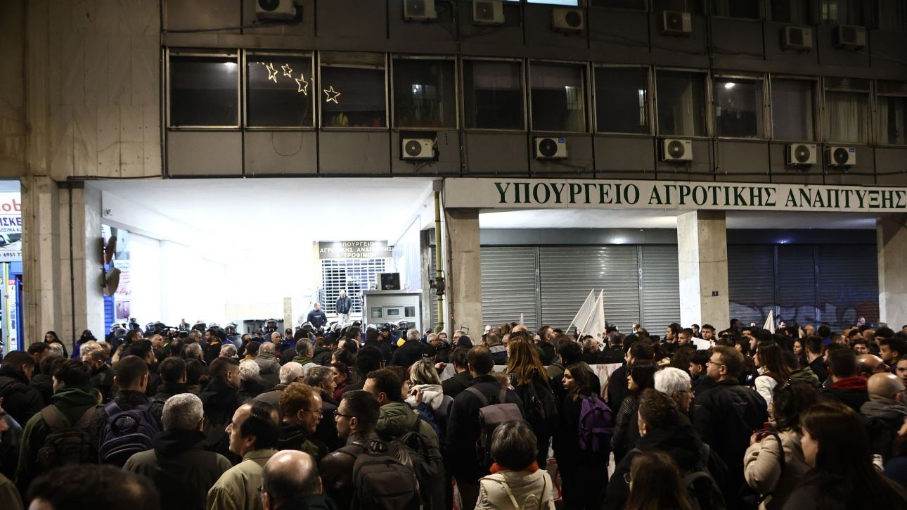 Στο πλευρό των αγροτών σωματεία και σύλλογοι - Συγκέντρωση στο υπουργείο Αγροτικής Ανάπτυξης