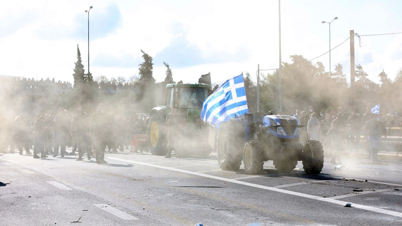 Αγρότες: Εκρηκτική κλιμάκωση στα μπλόκα με συγκρούσεις και χημικά - Κλείνουν αεροδρόμια και λιμάνια