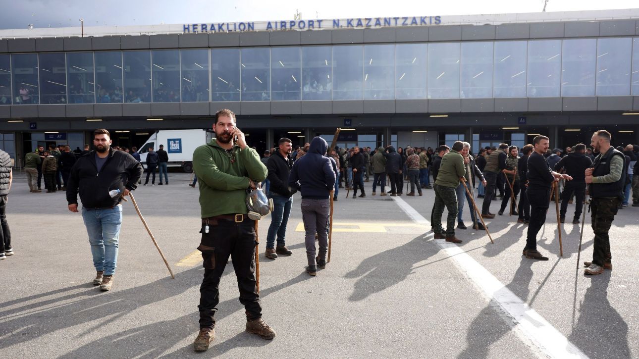 Αγρότες: Εισέβαλαν στα αεροδρόμια Ηρακλείου, Χανίων – Βανδάλισαν περιπολικό, χτύπησε αστυνομικός