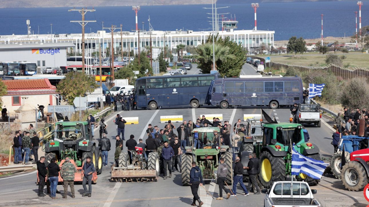 Πετροπόλεμος και χημικά μεταξύ αγροτών και αστυνομίας στο αεροδρόμιο του Ηρακλείου