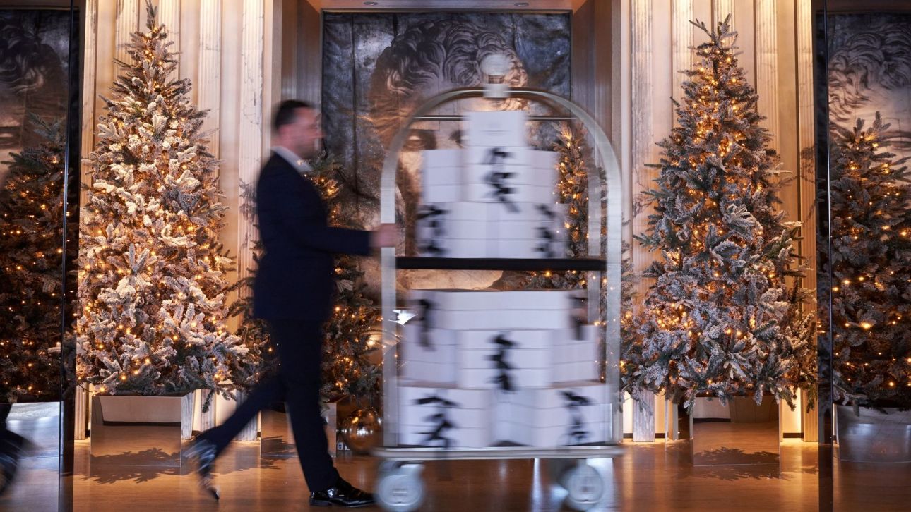 Πώς είναι η εμπειρία διαμονής σε ένα από τα 20 καλύτερα ξενοδοχεία του πλανήτη στις γιορτές;