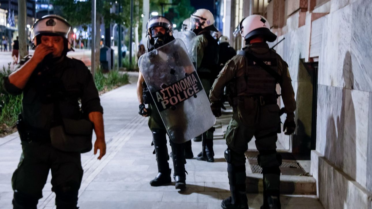 Επεισόδια στα Εξάρχεια: Άγνωστοι έριξαν μολότοφ εναντίον διμοιρίας ΜΑΤ