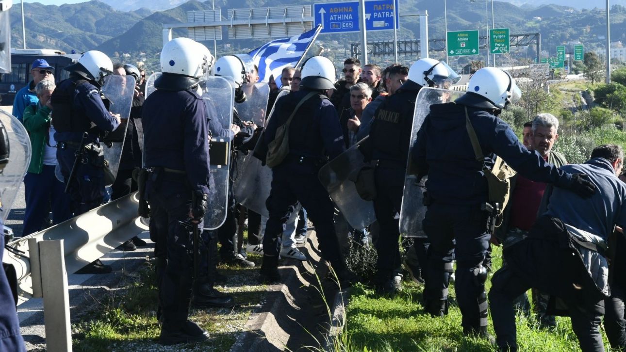 Επεισόδια στο Ρίο Αντίρριο: Η αστυνομία μπλόκαρε τους αγρότες - Ξύλο, χημικά και χρήση κρότου-λάμψης