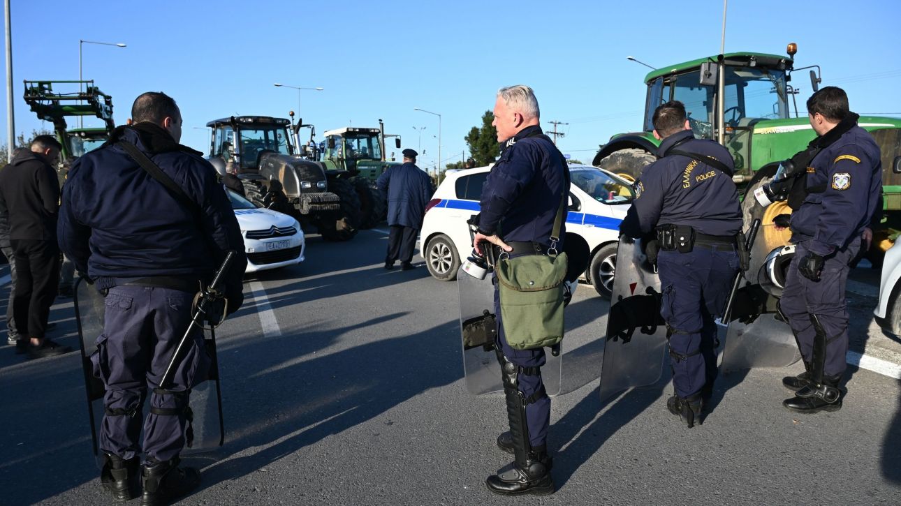 Αγρότες: Ένταση μεταξύ αστυνομικών με παραγωγό που όργωνε χωράφι κοντά στα «Πράσινα Φανάρια»