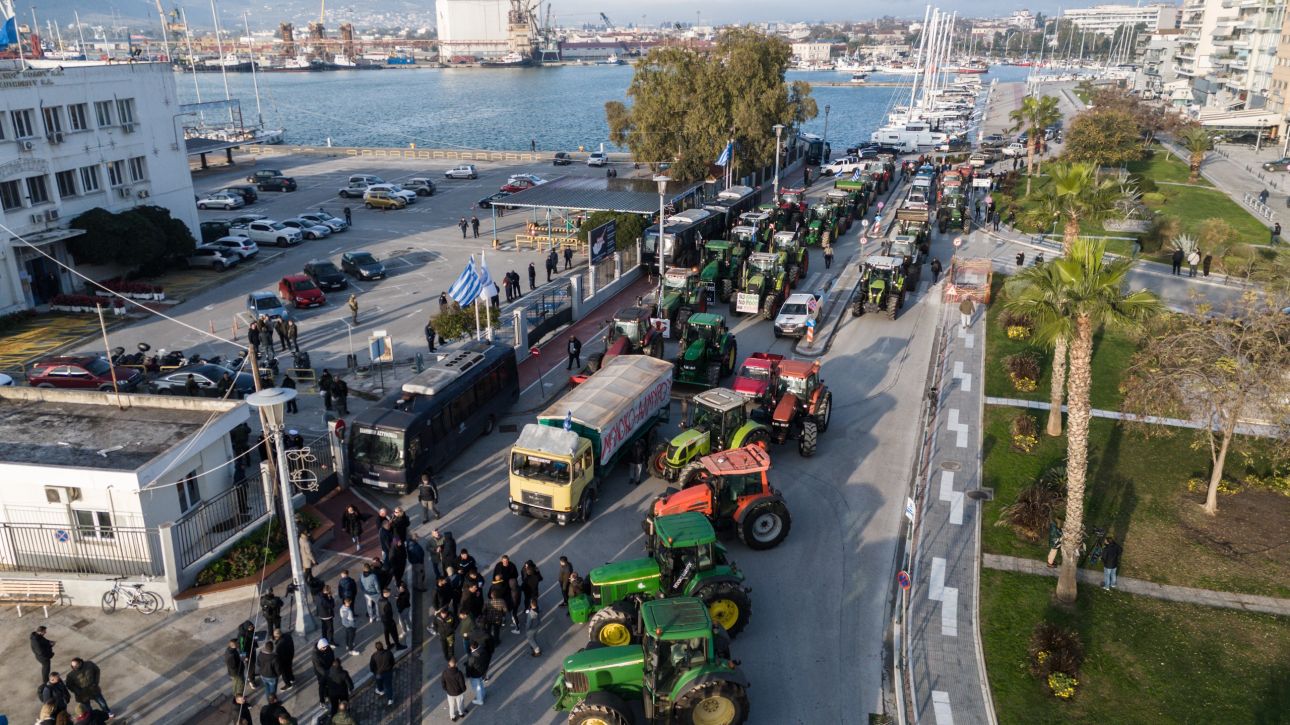 Πληρωμές και διάλογος με αγρότες αλλά και «γαλάζιους» βουλευτές στη σκιά των μπλόκων