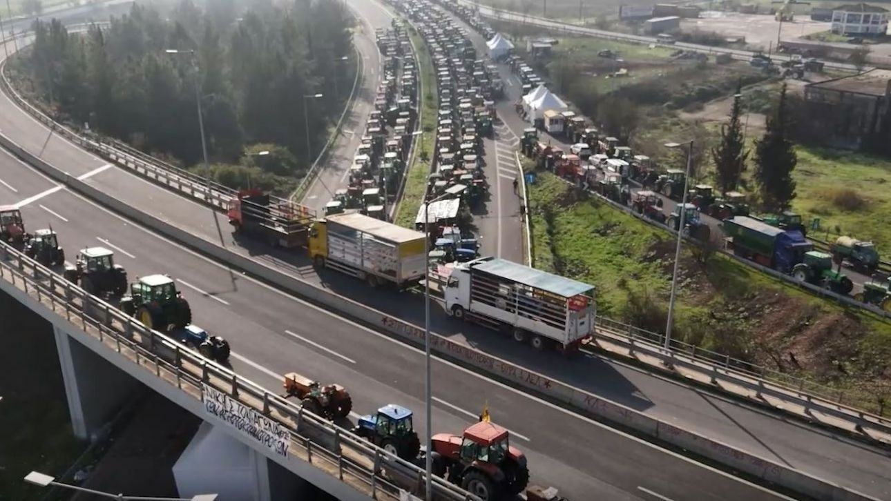 Η «θάλασσα» των τρακτέρ από ψηλά – Πώς κατέγραψε το drone του CNN Greece τα μπλόκα