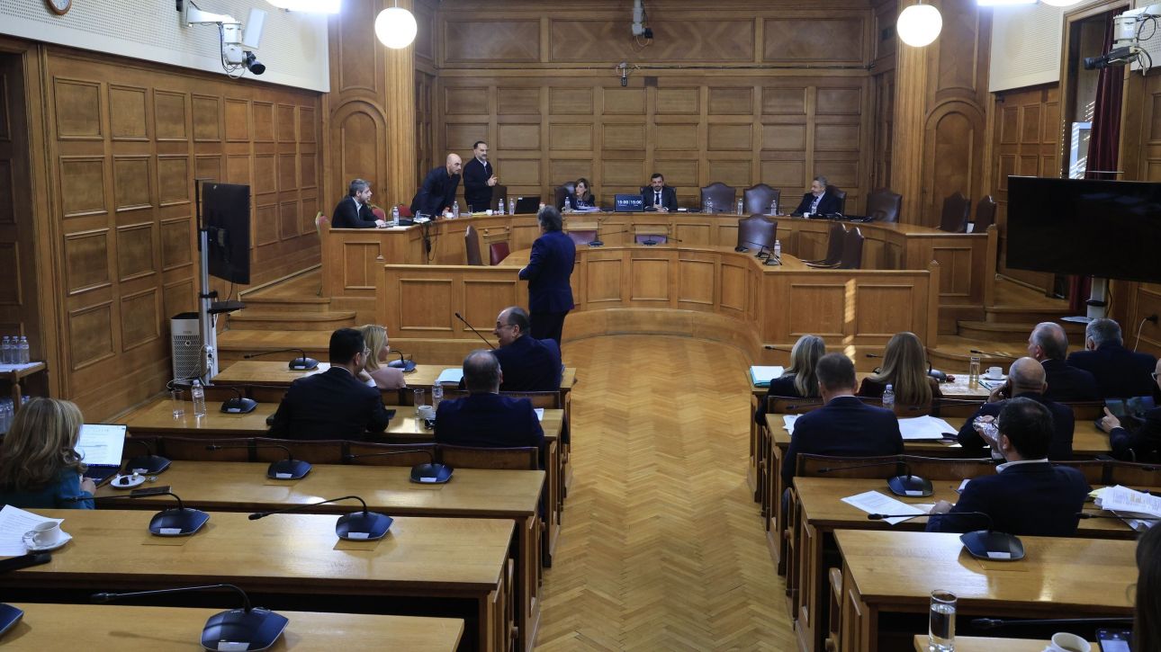 Ειρωνείες, ευτράπελα, ένταση και εκρηκτικοί διάλογοι στην Εξεταστική με τον «Φραπέ»