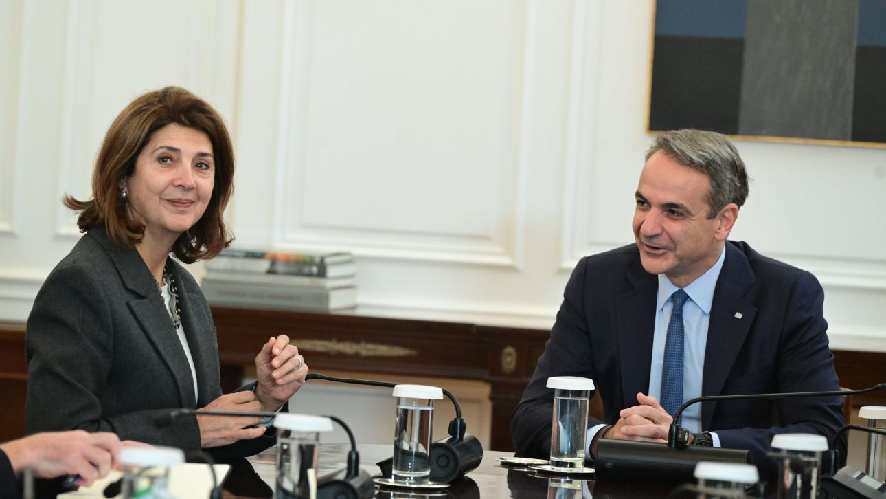 Συνάντηση Μητσοτάκη με την απεσταλμένη του ΓΓ του ΟΗΕ για την Κύπρο – Η τριμερής στο επίκεντρο