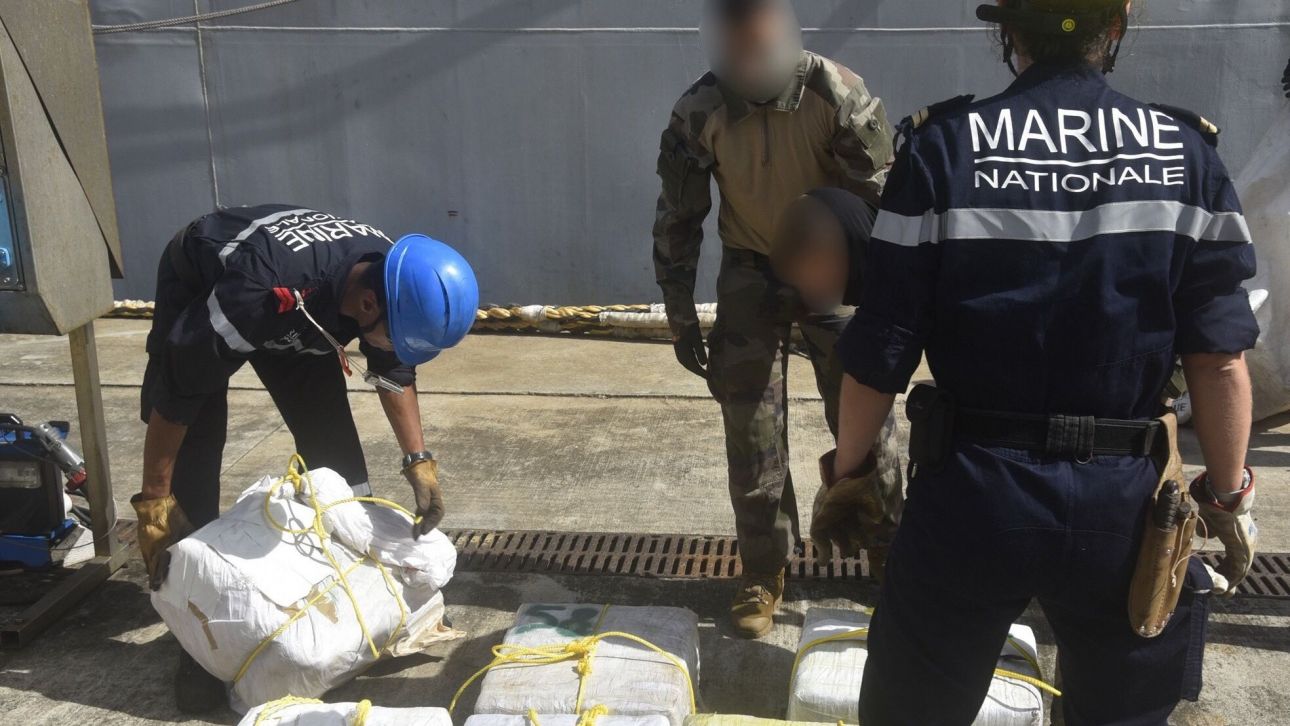 «Μπλόκο» σε μεγάλη ποσότητα κοκαΐνης – To ελληνικό πλοίο, οι συλλήψεις και η διαδρομή θρίλερ