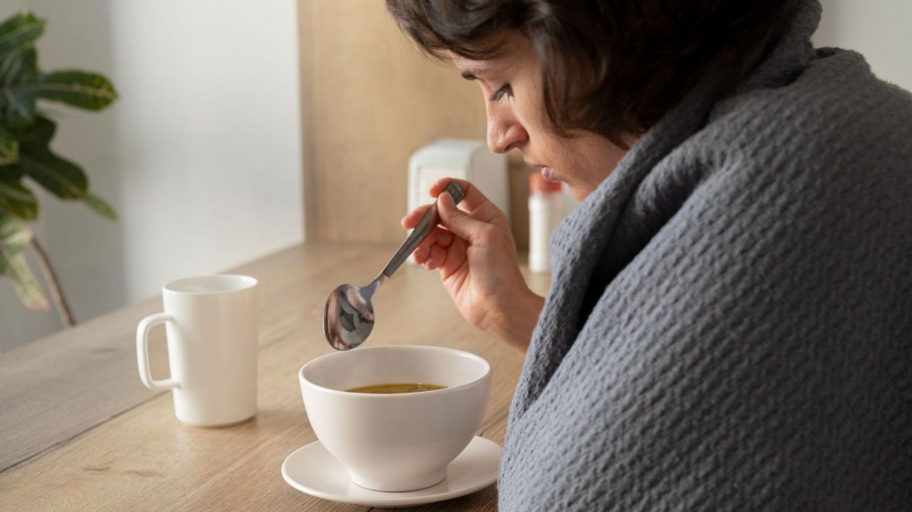 Μύθος ή αλήθεια ότι η σούπα βοηθά να συνέλθουμε από γρίπες και κρυολογήματα; Η επιστήμη απαντά