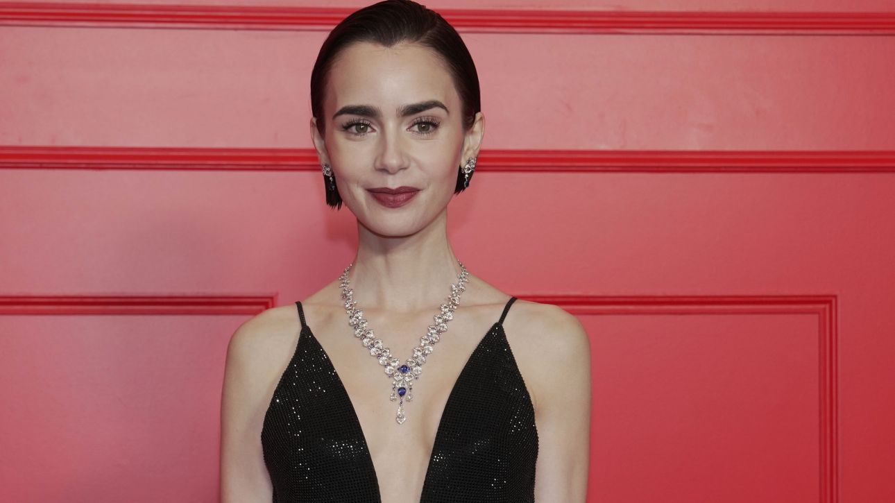 Λίλι Κόλινς για Emily in Paris: «Δεν περίμενα ένα ευρωπαϊκό πολιτικό ερωτικό τρίγωνο»