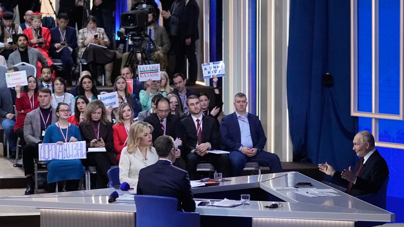 &laquo;&Theta;έ&lambda;&omega; &nu;&alpha; &pi;&alpha;&nu;&tau;&rho;&epsilon;&upsilon;&tau;ώ&raquo;: &Pi;ώ&sigmaf; &omicron;&iota; &delta;&eta;&mu;&omicron;&sigma;&iota;&omicron;&gamma;&rho;ά&phi;&omicron;&iota; &pi;&rho;&omicron;&sigma;&pi;&alpha;&theta;&omicron;ύ&nu; &nu;&alpha; &laquo;&kappa;&lambda;έ&psi;&omicron;&upsilon;&nu;&raquo; &mu;ί&alpha; &epsilon;&rho;ώ&tau;&eta;&sigma;&eta; &alpha;&pi;ό &tau;&omicron;&nu; &Pi;&omicron;ύ&tau;&iota;&nu;