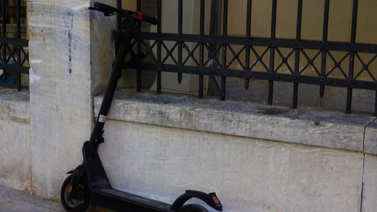 &Theta;&epsilon;&sigma;&sigma;&alpha;&lambda;&omicron;&nu;ί&kappa;&eta;: &Omicron;&delta;&eta;&gamma;ό&sigmaf; &mu;&eta;&chi;&alpha;&nu;ή&sigmaf; &epsilon;&mu;&beta;ό&lambda;&iota;&sigma;&epsilon; &eta;&lambda;&epsilon;&kappa;&tau;&rho;&iota;&kappa;ό &pi;&alpha;&tau;ί&nu;&iota; &kappa;&alpha;&iota; έ&rho;&iota;&xi;&epsilon; &gamma;&rho;&omicron;&theta;&iota;ά &sigma;&tau;&omicron;&nu; &epsilon;&pi;&iota;&beta;ά&tau;&eta; &tau;&omicron;&upsilon;