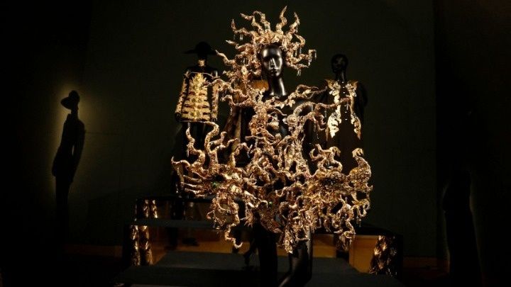 Με έκθεση αφιερωμένη στην Elsa Schiaparelli αρχίζει η νέα χρονιά στο Μουσείο V&A στο Λονδίνο