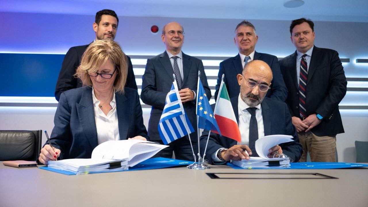 Υπεγράφη η παραγγελία για 23 νέα τρένα – Ιδιωτική επένδυση 308 εκατ. ευρώ και υλοποίηση ως το 2027