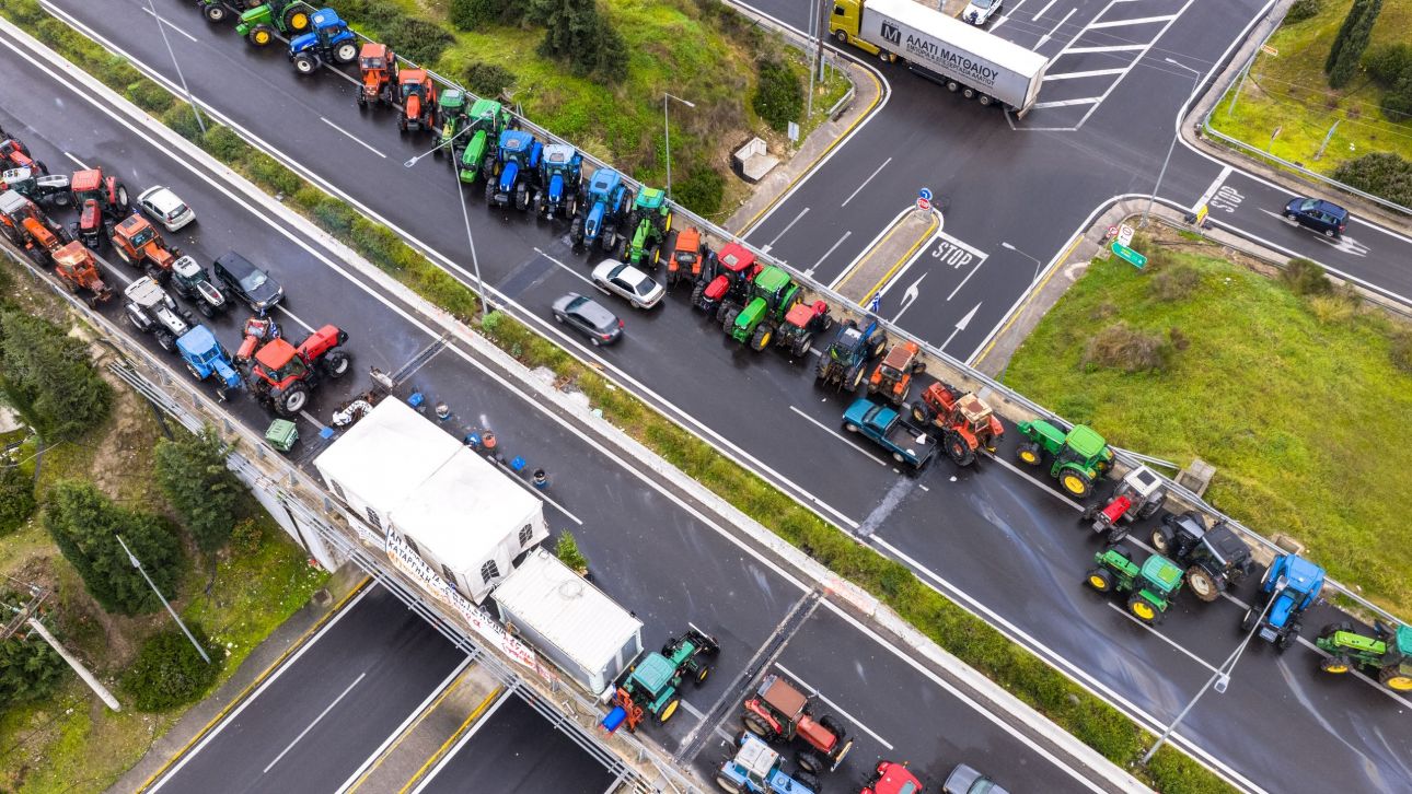 Ένα βήμα πίσω οι αγρότες λόγω εορτών, ήπιο τελεσίγραφο από την κυβέρνηση – Αναζητείται η χρυσή τομή
