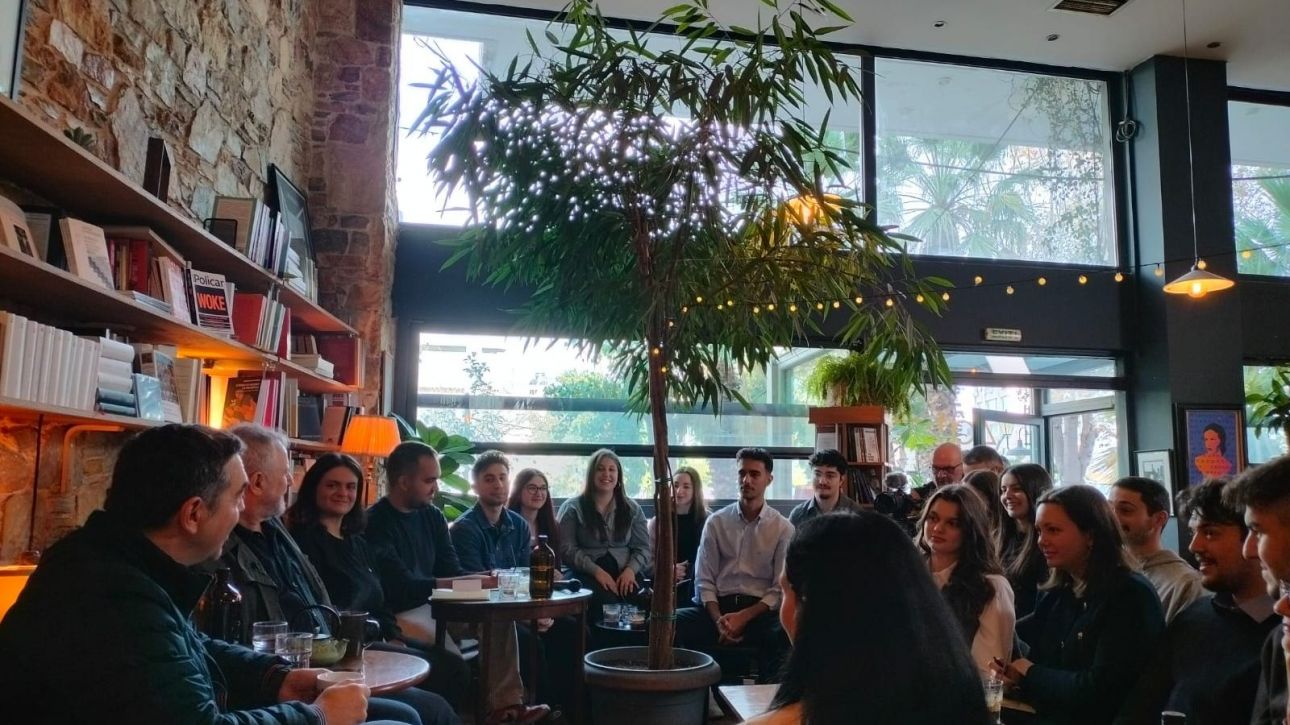 Τσίπρας προς Μητσοτάκη: Να υπογράψει και αυτός βιβλίο, αυτό της κατάρρευσης του κράτους δικαίου