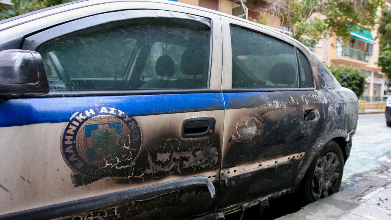 Εμπρησμός σε περιπολικό της ΕΛ.ΑΣ. στη Θεσσαλονίκη τα ξημερώματα – Επέβαινε αστυνομικός