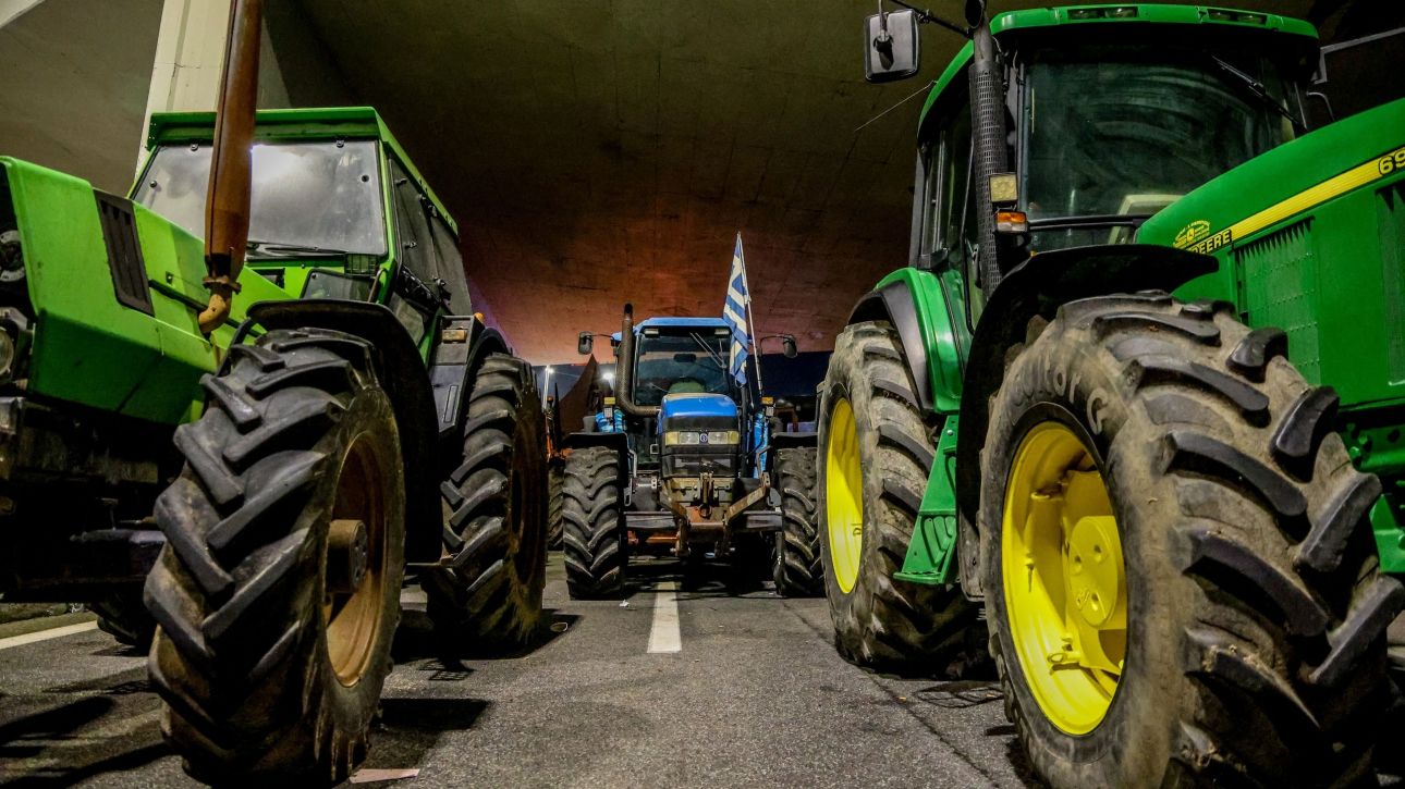 Αγρότες: Κομβόι με τρακτέρ στην πόλη της Καλαμάτας – Κλειστός ο κόμβος Θουρίας