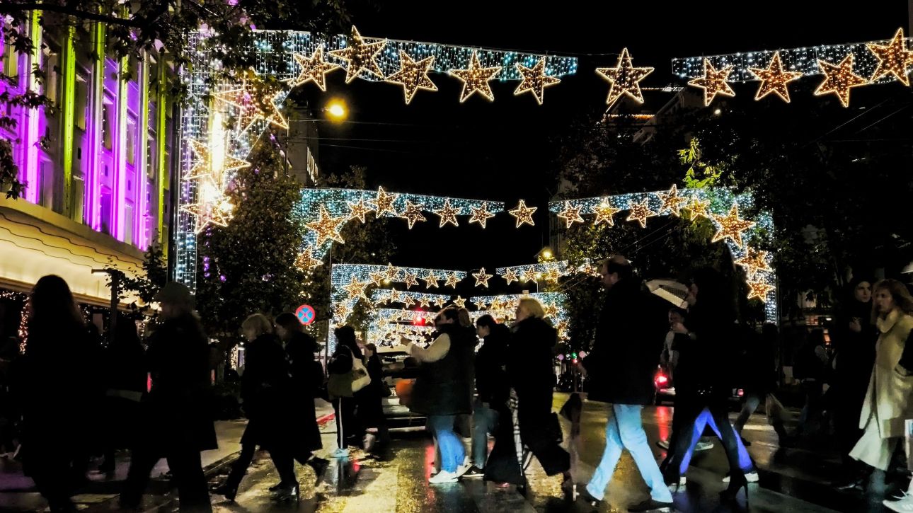 Ο καιρός των Χριστουγέννων: Κάλαντα με ομπρέλες, χειμώνας από την Παρασκευή