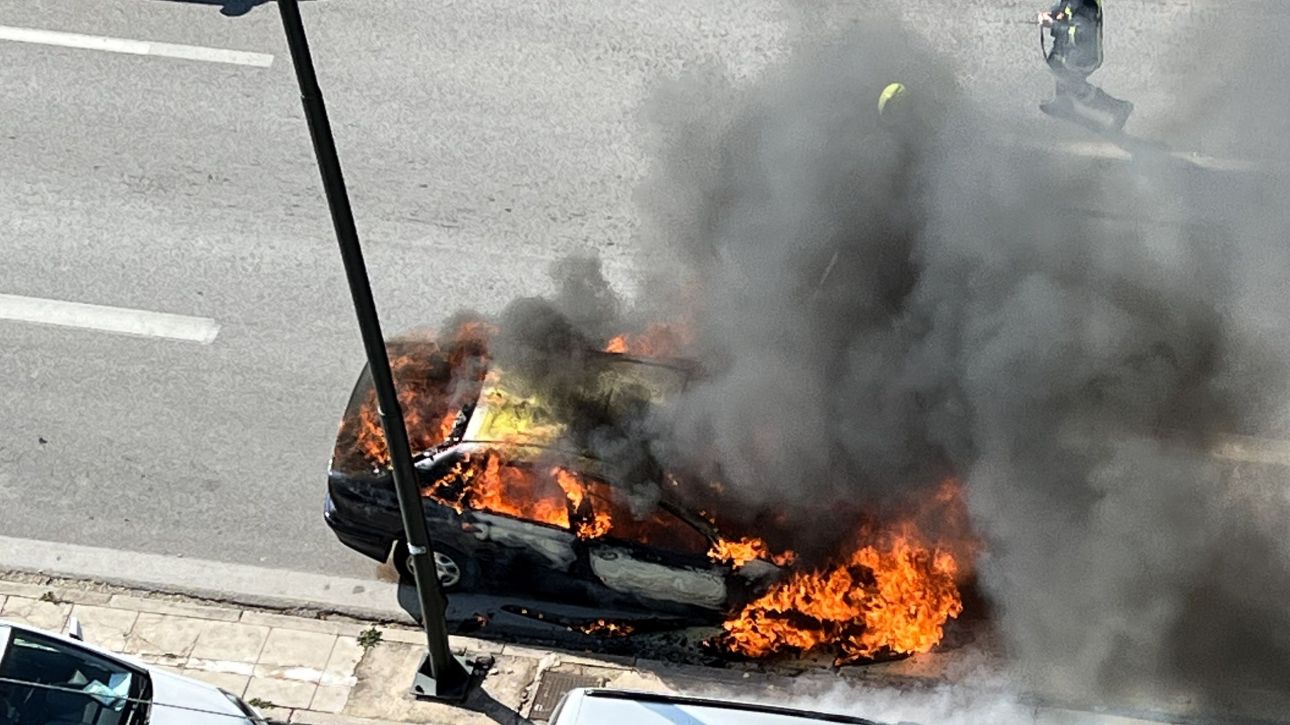 Πυρκαγιά σε αυτοκίνητο στην Ποσειδώνος – Διακοπή κυκλοφορίας