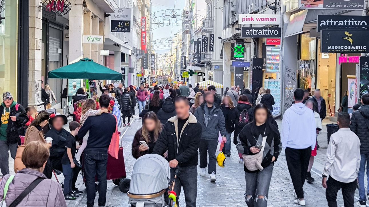 Τι ώρα κλείνουν καταστήματα και σούπερ μάρκετ παραμονή Χριστουγέννων – Το ωράριο