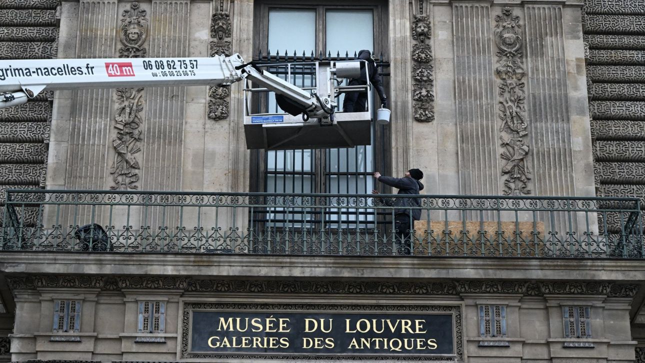 &Lambda;&omicron;ύ&beta;&rho;&omicron;: &laquo;&Phi;&rho;&omicron;ύ&rho;&iota;&omicron;&raquo; &eta; &pi;&tau;έ&rho;&upsilon;&gamma;&alpha; ό&pi;&omicron;&upsilon; &kappa;&lambda;ά&pi;&eta;&kappa;&alpha;&nu; &tau;&alpha; &kappa;&omicron;&sigma;&mu;ή&mu;&alpha;&tau;&alpha; - &Kappa;ά&gamma;&kappa;&epsilon;&lambda;&alpha; &sigma;&tau;&alpha; &pi;&alpha;&rho;ά&theta;&upsilon;&rho;&alpha; &kappa;&alpha;&iota; &delta;&epsilon;&kappa;ά&delta;&epsilon;&sigmaf; &kappa;ά&mu;&epsilon;&rho;&epsilon;&sigmaf;