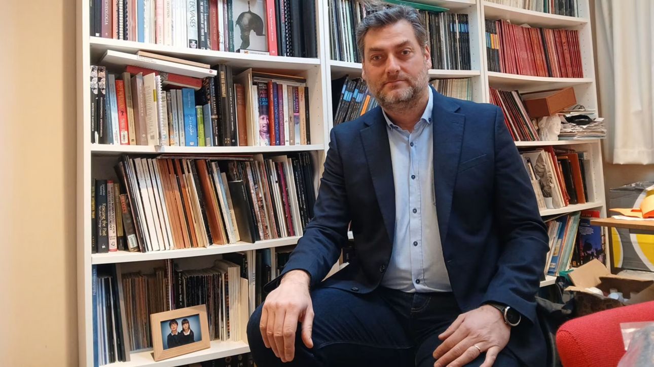 «Κυνηγός» πολιτιστικών θησαυρών: Ο Έλληνας αρχαιολόγος που «πολεμά» τους αρχαιοκάπηλους