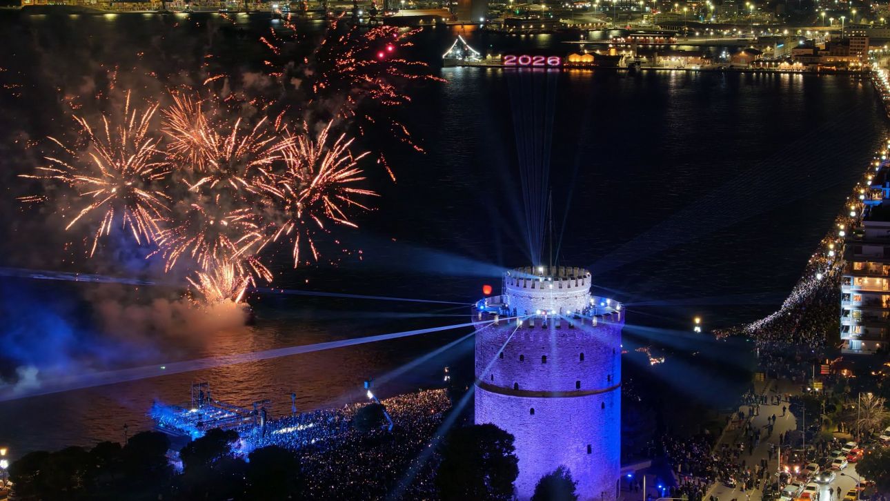 Με χιλιάδες κόσμου στο Λευκό Πύργο και ένα εντυπωσιακό laser show η Θεσσαλονίκη υποδέχτηκε το 2026 Με χιλιάδες κόσμου στο Λευκό Πύργο και ένα εντυπωσιακό laser show η Θεσσαλονίκη υποδέχτηκε το 2026