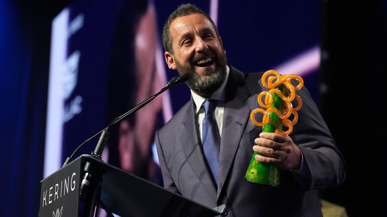 Το «ρεσιτάλ» αυτοσαρκασμού και συγκίνησης του Άνταμ Σάντλερ στο Παλμ Σπρινγκς