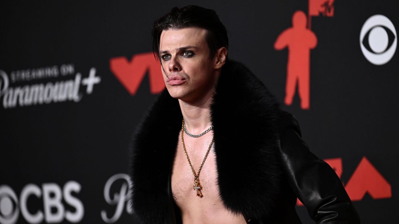 «Έχω το θάρρος να εκτίθεμαι»: Πώς ο Yungblud έγινε ο μεγαλύτερος ροκ σταρ της Βρετανίας