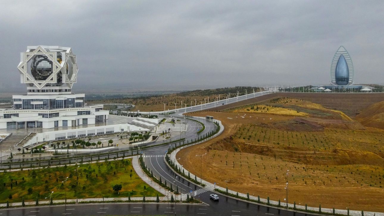 Ασγκαμπάτ: Η κατάλευκη πρωτεύουσα που μοιάζει περισσότερο με σκηνικό παρά με πόλη