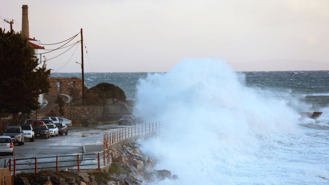 «Σαρώνει» τη Δυτική Ελλάδα η κακοκαιρία: Ανεμοστρόβιλοι στην Ήπειρο, χιόνια και ισχυρές βροχές