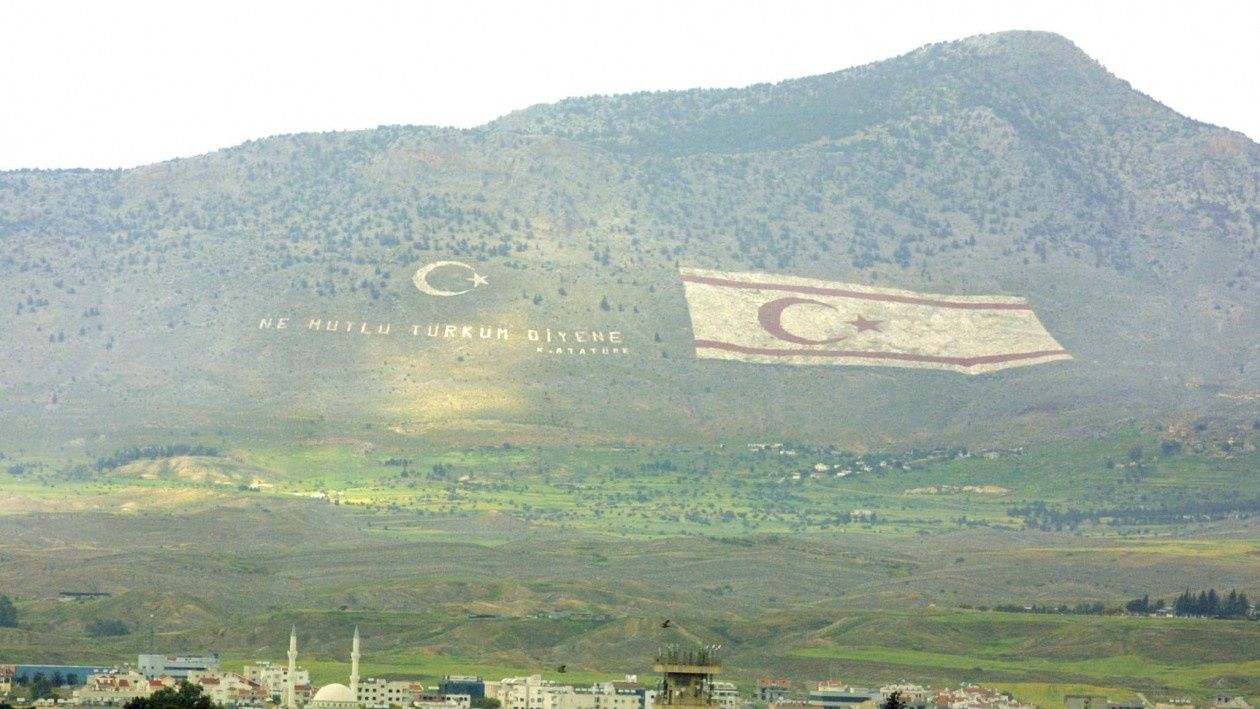 &Alpha;&upsilon;&sigma;&tau;&eta;&rho;ή &alpha;&pi;ά&nu;&tau;&eta;&sigma;&eta; &tau;&eta;&sigmaf; &Lambda;&epsilon;&upsilon;&kappa;&omega;&sigma;ί&alpha;&sigmaf; &sigma;&tau;&eta;&nu; &Tau;&omicron;&upsilon;&rho;&kappa;ί&alpha;: &Upsilon;&pi;ά&rho;&chi;&epsilon;&iota; &mu;ό&nu;&omicron; έ&nu;&alpha; &Kappa;&rho;ά&tau;&omicron;&sigmaf; &sigma;&tau;&eta;&nu; &Kappa;ύ&pi;&rho;&omicron;